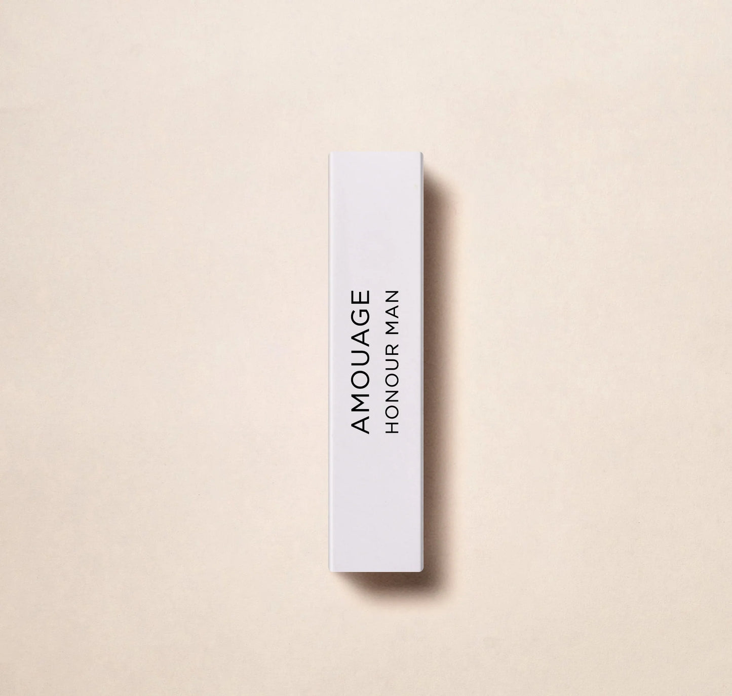 Koe Amouage-hajuvesitalon ylellisyys Honor Manin 2 ml:n 0,06 unssin virallisella hajuvesinäytteellä. Uppoudu tämän tunnetun brändin hienostuneeseen tuoksuun. Täydellinen tien päällä tapahtuvaan korjaukseen tai näytteeksi Amouagen arvostetuista tuoksu