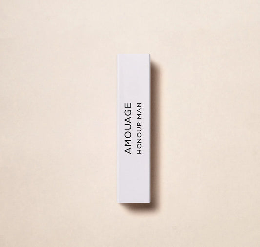 Koe Amouage-hajuvesitalon ylellisyys Honor Manin 2 ml:n 0,06 unssin virallisella hajuvesinäytteellä. Uppoudu tämän tunnetun brändin hienostuneeseen tuoksuun. Täydellinen tien päällä tapahtuvaan korjaukseen tai näytteeksi Amouagen arvostetuista tuoksu