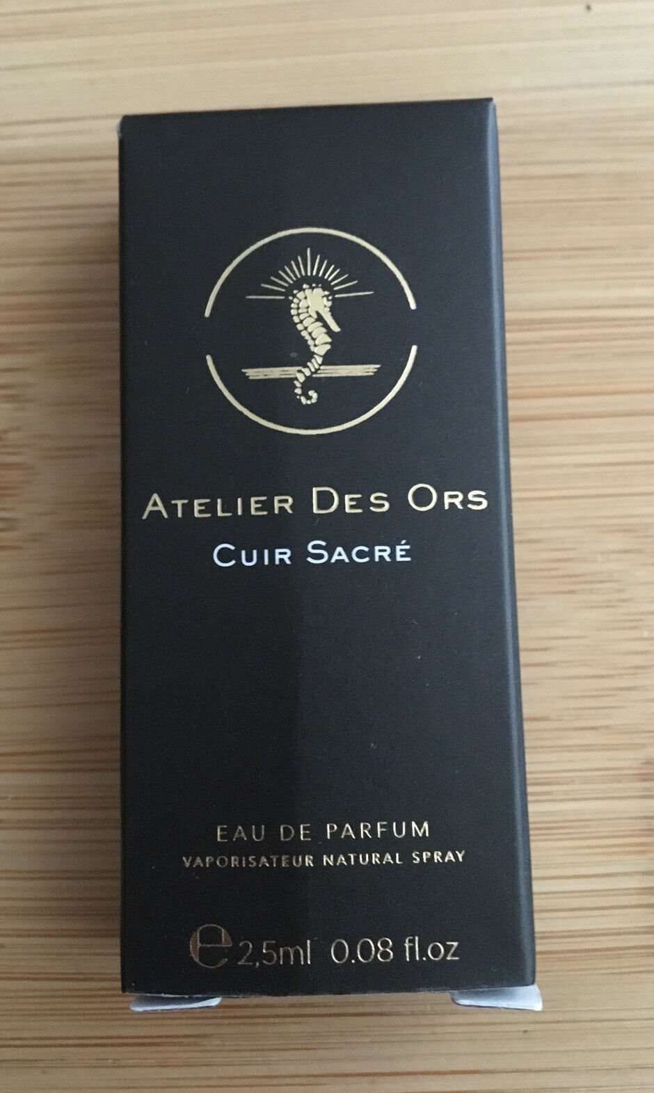 Atelier Des Ors Cuir Sacre 2,5 ml 0,08 fl. oz. officiellt parfymprov, Atelier Des Ors Cuir Sacre 2,5 ml 0,08 fl. oz. officiel parfumeprøve, Atelier Des Ors Cuir Sacre 2,5 ml 0,08 fl. oz. officieel parfumstalen, Atelier Des Ors Cuir Sacre 2,5 ml 0,08 