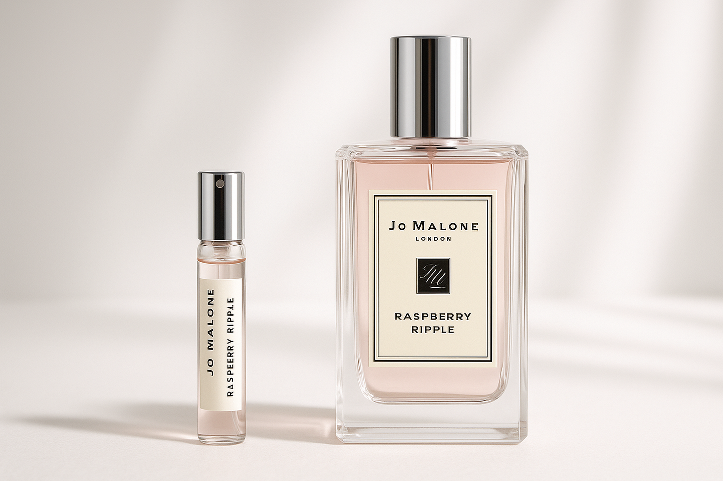 Jo Malone Raspberry Ripple 2 ml hajuvesinäyte 100 ml Jo Malone Raspberry Ripple hajuvesipullon vieressä