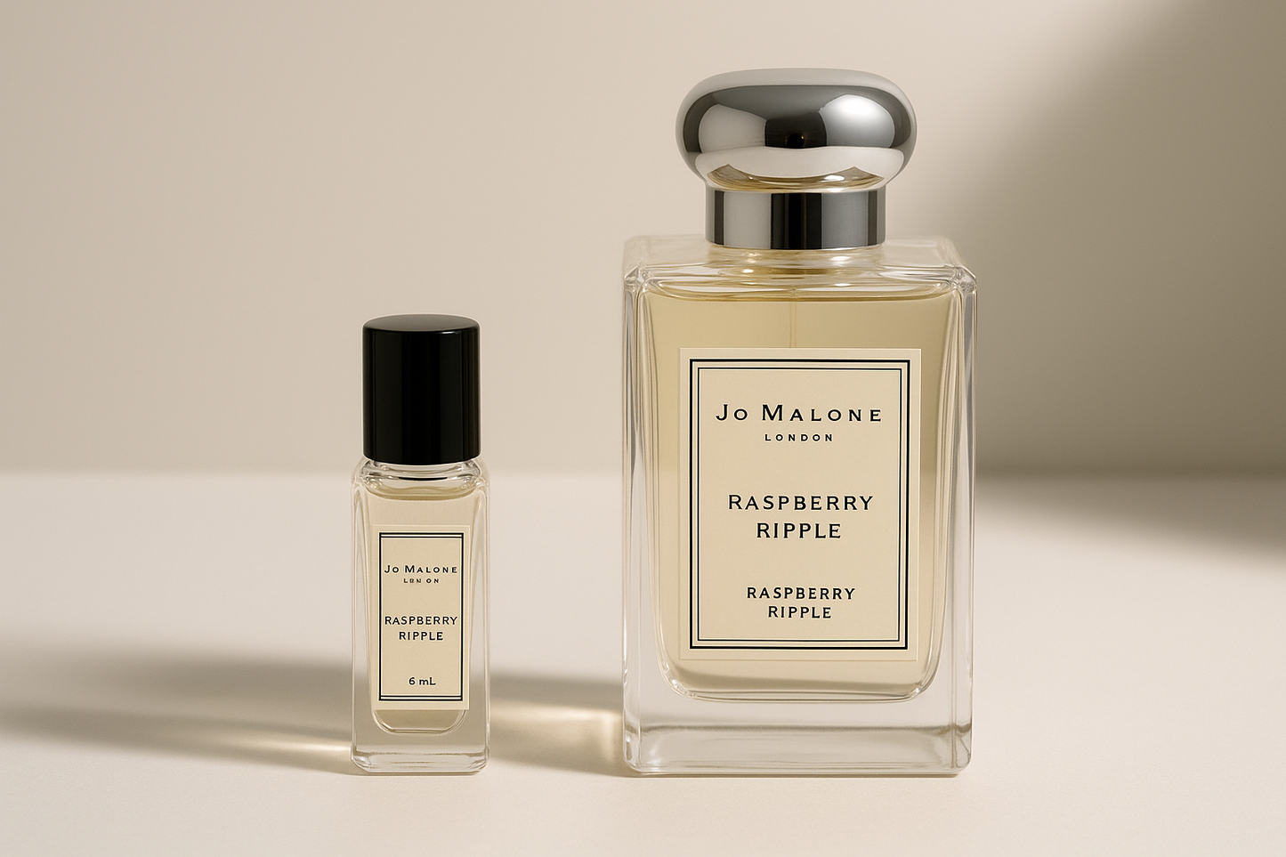 Jo Malone Raspberry Ripple 6 ml hajuvesinäyte 100 ml Jo Malone Raspberry Ripple -pullon vieressä