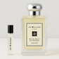 Jo Malone Silver Birch & Lavender Cologne hajuvesinäytteet, 6 ml tuoksunäyte 100 ml täysikokoisen Jo Malone Silver Birch & Lavender Cologne hajuvesipullon vieressä